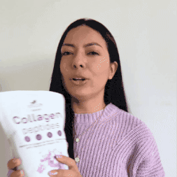 Persona mostrando Colágeno Peptides